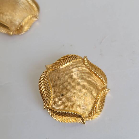 Vintage Crown Trifari Earrings Women's Textural Round Gold Leaf Clip On Signed - Picture 9 of 10